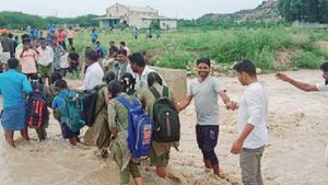  ರಾಯಚೂರು: ಮನೆಗಳಿಗೆ ನುಗ್ಗಿದ ಮಳೆ ನೀರು, ಜನಜೀವನ ಅಸ್ತವ್ಯಸ್ತ!