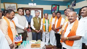 ಮಾಜಿ ಪ್ರಧಾನಿ ಎಚ್‌. ಡಿ. ದೇವೇಗೌಡರ ಅಪ್ತ ಬಿಜೆಪಿ ತೆಕ್ಕೆಗೆ! 
