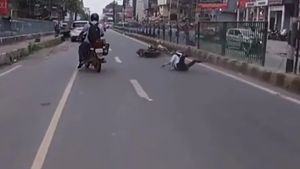 ಬೈಕ್ ಸ್ಟಂಟ್; ವಿಡಿಯೋ ಮೂಲಕ ದೆಹಲಿ ಪೊಲೀಸರ ಎಚ್ಚರಿಕೆ