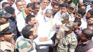 ಸಿದ್ದರಾಮಯ್ಯ ಭೇಟಿ: ಕೊಡ್ಲಿಪೇಟೆಯ ಬಸವೇಶ್ವರ ದೇವಸ್ಥಾನ ಶುದ್ದೀಕರಣ 