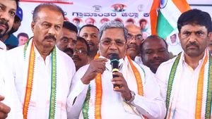  ಹರ್‌ ಘರ್ ತಿರಂಗ ಬಿಜೆಪಿ ನಾಟಕ, ತ್ರಿವರ್ಣ ಧ್ವಜವನ್ನು ಸಾವರ್ಕರ್ ವಿರೋಧಿಸಿದ್ದರು: ಸಿದ್ದರಾಮಯ್ಯ ಟೀಕೆ 