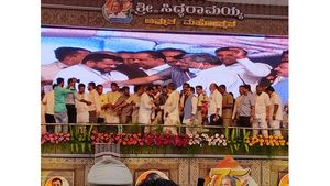 ದಾವಣಗೆರೆಯಲ್ಲಿ ಸಿದ್ದರಾಮಯ್ಯ ಶಕ್ತಿ ಪ್ರದರ್ಶನ: ಚುನಾವಣೆಗೆ ಮುನ್ನುಡಿ ಬರೆದ ಮಹೋತ್ಸವ...! 