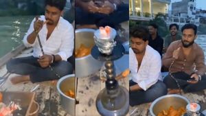 ವೈರಲ್ ವಿಡಿಯೋ: ಗಂಗಾ ನದಿಯ ಮಧ್ಯೆ ದೋಣಿಯಲ್ಲಿ ಕುಳಿತು ಚಿಕನ್, ಹುಕ್ಕಾ ಪಾರ್ಟಿ! 