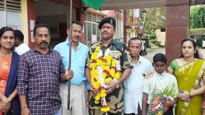 25 ವರ್ಷ ಸೇವೆ ಸಲ್ಲಿಸಿ ವಾಪಸ್ಸಾದ ಯೋಧ; ಭೋವಿವಾಡದ ಗ್ರಾಮಸ್ಥರಿಂದ ಅದ್ದೂರಿ ಸ್ವಾಗತ!