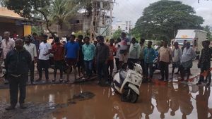  ರಾಮಗರ: ರಸ್ತೆ ಗುಂಡಿ ಮುಚ್ಚಲು ಆಗ್ರಹಿಸಿ ಪ್ರತಿಭಟಿಸಿದ ಕೆಂಪೇಗೌಡನ ದೊಡ್ಡಿ ಗ್ರಾಮಸ್ಥರು