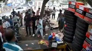 ಆಗ್ರಾದಲ್ಲಿ ಹಗಲು ಹೊತ್ತಿನಲ್ಲಿ ದುಷ್ಕರ್ಮಿಗಳ ಅಟ್ಟಹಾಸ: ವ್ಯಾಪಾರಿಯ ಮೇಲೆ ಗುಂಡಿನ ದಾಳಿ