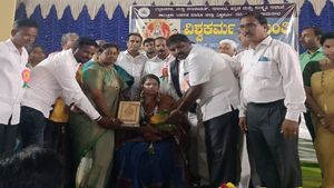 ಸಚಿವರೇ ಜಿಲ್ಲೆಯ ಅಭಿವೃದ್ಧಿಗೆ ನಿಮ್ಮ ಕೊಡುಗೆ ಏನು?: ಅನಿತಾ ಕುಮಾರಸ್ವಾಮಿ ಪ್ರಶ್ನೆ 