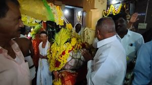 ಚಿತ್ರದುರ್ಗ ಜಿಲ್ಲೆಯ ಕಂಚಿಪುರದಲ್ಲಿ ದುಡ್ಡಿನ ಜಾತ್ರೆ; ಹಣ ಆಯ್ದುಕೊಳ್ಳಲು ನೆರೆದ ಜನಸಾಗರ 