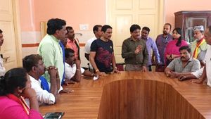 ದೀಪಾಲಂಕಾರವಿಲ್ಲದೆ ಬಿಕೋ ಎನ್ನುತ್ತಿರುವ ಶ್ರೀರಂಗಪಟ್ಟಣ: ಜನರ ಆಕ್ರೋಶ 