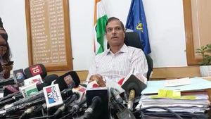 Breaking: ರಾಜ್ಯದ್ಯಾಂತ ಪಿಎಫ್‌ಐ ಮೇಲೆ ಪೊಲೀಸರ ದಾಳಿ- ಎಡಿಜಿಪಿ ಅಲೋಕ್ ಕುಮಾರ್ ಹೇಳಿದ್ದೇನು? 