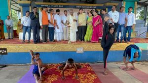 ಮೈಸೂರು: ರಾಜ್ಯ ಮಟ್ಟದ ದಸರಾ ಯೋಗಾಸನ ಸ್ಪರ್ಧೆಯಲ್ಲಿ ಜನಸಾಗರ 