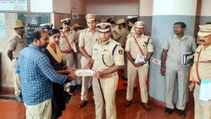 ರಾಮನಗರ: 5‌ ಕೋಟಿ ರೂಪಾಯಿ ಮೌಲ್ಯದ ಕಳವು ಮಾಲುಗಳನ್ನು ಹಿಂದಿರುಗಿಸಿದ ಪೋಲಿಸರು 
