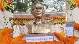  ಕಾಡುಗಳ್ಳ ವೀರಪ್ಪನ್ ಹುಟ್ಟೂರು ಗೋಪಿನಾಥಂನಲ್ಲಿ ಅರಣ್ಯಾಧಿಕಾರಿ ಪುತ್ಥಳಿ ಅನಾವರಣ 