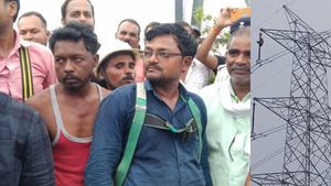 ಪತ್ನಿಯೊಂದಿಗೆ ಜಗಳ: ಅನುಪ್ಪುರದ 300 ಅಡಿ ಎತ್ತರದ ವಿದ್ಯುತ್ ಟವರ್ ಹತ್ತಿದ ಪತಿ