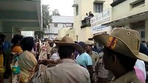  ಮುರುಘಾ ಶ್ರೀಗಳ ಬಂಧನ ಖಂಡಿಸಿ ಶಿಷ್ಯ ತಿಪ್ಪೇರುದ್ರಸ್ವಾಮಿ ಆತ್ಮಹತ್ಯೆಗೆ ಯತ್ನ