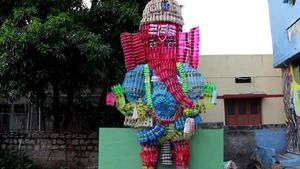 ಇಳಕಲ್‌ನಲ್ಲಿ ಗಮನ ಸೆಳೆದ 20 ಅಡಿ ವಾಟರ್‌ ಬಾಟಲ್‌ ಗಣೇಶ ಮೂರ್ತಿ