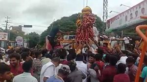ಬಳ್ಳಾರಿ; ಡಿಕೆಶಿಗೆ ಸೇಬಿನ ಹಾರ, ಸೇಬಿಗಾಗಿ ಮುಗಿಬಿದ್ದ ಜನರು 