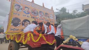 ಗಣೇಶೋತ್ಸವ ಶೋಭಾಯಾತ್ರೆ: ಹತ್ಯೆಯಾದ ಹಿಂದೂ ಕಾರ್ಯಕರ್ತರ ಭಾವಚಿತ್ರ ಮೆರವಣಿಗೆ