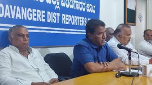 ದಾವಣಗೆರೆ: ಡಿಸಿಸಿ ಅಧ್ಯಕ್ಷ ಸ್ಥಾನದಿಂದ ಹೆಚ್. ಬಿ. ಮಂಜಪ್ಪನನ್ನು ವಜಾಗೊಳಿಸಿ;  ಕಾಂಗ್ರೆಸ್ ಮುಖಂಡರ ಆಗ್ರಹ 
