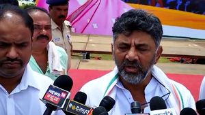 ಗುಂಡ್ಲುಪೇಟೆ ಪೊಲೀಸ್ ಠಾಣೆಗೆ ಡಿಕೆ ಶಿವಕುಮಾರ್ ಭೇಟಿ; ಪೊಲೀಸರಿಗೆ ವಾರ್ನಿಂಗ್ 