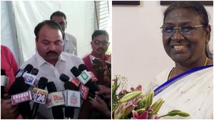 ಹುಬ್ಬಳ್ಳಿಗೆ ರಾಷ್ಟ್ರಪತಿ ಆಗಮನ: ಉಡುಗೊರೆಯಾಗಿ ಸಿದ್ದಾರೂಢರ ಬೆಳ್ಳಿ ಪ್ರತಿಮೆ, ಧಾರವಾಡ ಪೇಡ 