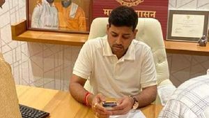 ಮಹಾರಾಷ್ಟ್ರ: ಏಕನಾಥ್ ಶಿಂಧೆ ಪುತ್ರ ಸಿಎಂ ಕುರ್ಚಿ ಮೇಲೆ ಕುಳಿತಿರುವ ಫೋಟೋ ವೈರಲ್ 