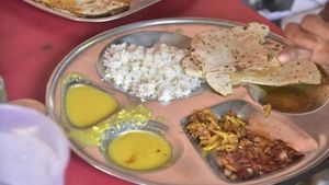 ಯುಪಿ: ಶೌಚಾಲಯದೊಳಗೆ ಆಟಗಾರರಿಗೆ ಆಹಾರ ವಿತರಣೆ: ವಿಡಿಯೋ ವೈರಲ್