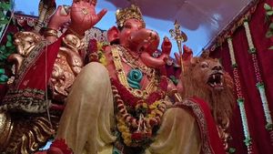  ವಜ್ರ ವೈಡೂರ್ಯ ಧರಿಸಿದ ಶ್ರೀಮಂತ ಗಣೇಶ; ಉತ್ತರ ಕನ್ನಡ ಜಿಲ್ಲೆಯಲ್ಲೊಂದು ವಿಶೇಷ