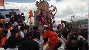  ಚಿತ್ರದುರ್ಗ ಕೇಸರಿಮಯ: ಹಿಂದೂ ಮಹಾಗಣಪತಿಯ ಬೃಹತ್ ಶೋಭಾಯಾತ್ರೆ ಆರಂಭ 