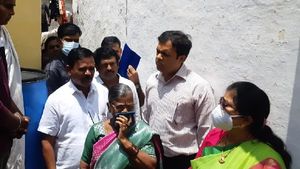 ಹೊಸಪೇಟೆಯಲ್ಲಿ ಮಳೆ ಅವಾಂತರ; ನಿರಾಶ್ರಿತರಿಗೆ ಪರಿಹಾರ ವಿತರಿಸಿದ ಶಶಿಕಲಾ ಜೊಲ್ಲೆ 