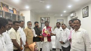 ಕಾಡುಗೊಲ್ಲರನ್ನು ಎಸ್‌ಟಿಗೆ ಸೇರಿಸಿ; ಕೇಂದ್ರ ಸಚಿವ ನಾರಾಯಣಸ್ವಾಮಿ ನಿಯೋಗದ ಮನವಿ 