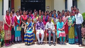 ಮಂಡ್ಯ: ರೈತರಿಗೆ ಮಾಹಿತಿ ನೀಡಲು ರೆಡಿಯಾಗುತ್ತಿದ್ದಾರೆ ಕೃಷಿ ಸಖಿಯರು!