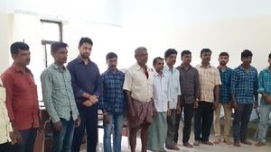  3 ಕಿ.ಮೀ ರಸ್ತೆಗಾಗಿ ನೂರಾರು ಕಿ.ಮೀ ದೂರದಿಂದ ಬಂದರೂ ಸಿಗದ ಸಚಿವರು! 