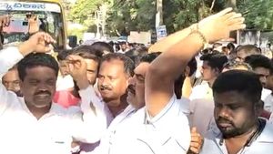  ಪೊಲೀಸ್ ಕಸ್ಟಡಿಗೆ ಮುರುಘಾ ಶರಣರು:  ಬಸವರಾಜನ್ ವಿರುದ್ಧ ಧಿಕ್ಕಾರ ಕೂಗಿದ ಮುರುಘಾ ಮಠದ ಭಕ್ತರು 