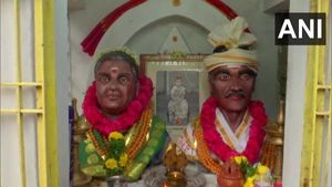 ಮನೆಯಲ್ಲೇ ಹೆತ್ತವರಿಗೆ ದೇವಸ್ಥಾನ ಕಟ್ಟಿದ ನಿವೃತ್ತ ಎಸ್ಐ ರಮೇಶ್ ಬಾಬು! 