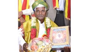  ತಾವೇ ಬೆಳೆಸಿದ್ದ ಮರದಲ್ಲೆ ನೇಣಿಗೆ ಶರಣಾದ ಪರಿಸರ ಪ್ರೇಮಿ ಸಾಲುಮರದ ವೀರಾಚಾರಿ! 