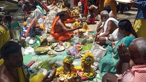 ಶ್ರೀರಂಗಪಟ್ಟಣ; ಕಾವೇರಿ ನದಿ ತೀರದಲ್ಲಿ ಪಿತೃಪಕ್ಷದ ಆಚರಣೆ; ಪೂರ್ವಜರಿಗೆ ಪಿಂಡ ಪ್ರದಾನ