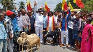 ಮೇಲು ಸೇತುವೆಗೆ ಒತ್ತಾಯಿಸಿ ಕುರಿ-ಮೇಕೆಗಳೊಂದಿಗೆ  ಹೆದ್ದಾರಿ ತಡೆದು ಪ್ರತಿಭಟನೆ ವಾಟಾಳ್‌ 