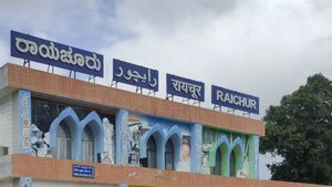 ರಾಯಚೂರು: ಮಳೆರಾಯನ ಆರ್ಭಟದಿಂದ ಮನೆ, ರಸ್ತೆಗಳು ಜಲಾವೃತ  