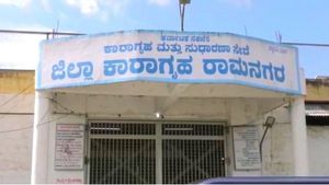 ರಾಮನಗರ: ಜೈಲಿನಲ್ಲಿ ಹುಟ್ಟುಹಬ್ಬ ಆಚರಿಸಿಕೊಂಡು, ಫೇಸ್‌ಬುಕ್‌ನಲ್ಲಿ ಫೋಟೋ ಶೇರ್ ಮಾಡಿದ  ಕೈದಿ 