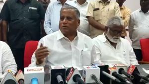  ಮಳೆ ಹಾನಿಗೆ ಪರಿಹಾರ ಕುರಿತ ಸಭೆಯಲ್ಲಿ ಅಧಿಕಾರಿಗಳ ಮೇಲೆ ಸಚಿವ ಸೋಮಣ್ಣ ಕೆಂಡಾಮಂಡಲ