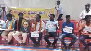  ಲೈಂಗಿಕ ದೌರ್ಜನ್ಯ ಆರೋಪ: ಮುರುಘಾ ಶರಣರನ್ನು ಬಂಧಿಸುವಂತೆ ಆಗ್ರಹಿಸಿ ಪ್ರತಿಭಟನೆ 