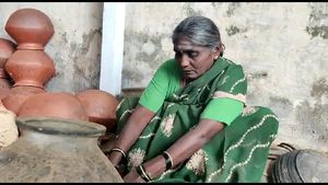 ಮಳೆ ನೀರಲ್ಲಿ ಕೊಚ್ಚಿಹೋದ ನೂರಾರು ಮಡಿಕೆಗಳು; ಗದಗದಲ್ಲಿ ವೃದ್ಧೆ ಕಣ್ಣೀರು 