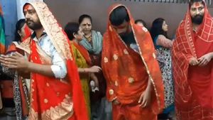 ವಿಶಿಷ್ಟ ಸಂಪ್ರದಾಯ: ಗುಜರಾತ್‌ನಲ್ಲಿ ಸೀರೆ ಉಟ್ಟು ನವರಾತ್ರಿ ಆಚರಿಸುವ ಪುರುಷರು 