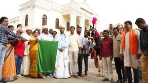 ಟಾಂಗಾ ಏರಿ ಹೋಗುಮಾ ಎಂದು ಮೈಸೂರು ಸುತ್ತಿದ 45 ಜೋಡಿಗಳು; ಪಾರಂಪರಿಕ ಉಡುಗೆಯ ರಂಗು 