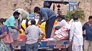 ಆಯುಧ ಪೂಜಾ: ರಾಯಚೂರಿನ ಮಾರುಕಟ್ಟೆಯಲ್ಲಿ ಖರೀದಿ ಭರಾಟೆ ಜೋರೋ ಜೋರು 