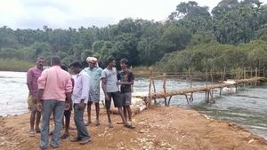 ನಮ್ಮ ಕಷ್ಟವನ್ನು ಆಲಿಸಲ್ಲ, ಬರೀ ವೋಟ್‌ ಕೇಳ್ತಾರೆ, ಹರೇಬಿಳಲು ಗ್ರಾಮದಲ್ಲಿ ಜನಾಕ್ರೋಶ 
