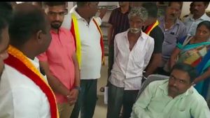  ಬೇಲೂರು; ಆಧಾರ್‌ ಕಾರ್ಡ್‌ ಮಾಡಿಕೊಡಲು ಬೇಕಾಬಿಟ್ಟಿ ಹಣ ವಸೂಲಿ, ಸಾರ್ವಜನಿಕರ ಆಕ್ರೋಶ