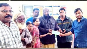 ಬಾಗಲಕೋಟೆಯಲ್ಲಿ ಮನೆ ಕುಸಿತದಿಂದ ವೃದ್ದೆ ಸಾವು, 5 ಲಕ್ಷ ಪರಿಹಾರ ವಿತರಣೆ 