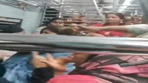 ರೈಲು ಸೀಟಿಗಾಗಿ ಮಹಿಳಾ ಪ್ರಯಾಣಿಕರ ಮಾರಾಮಾರಿ: ರಕ್ತಸಿಕ್ತ ಸಂಘರ್ಷ ವಿಡಿಯೋ ವೈರಲ್ 